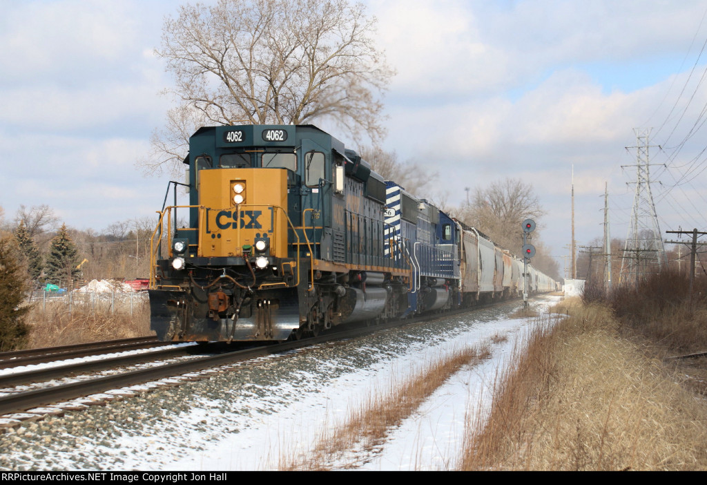 CSX 4062 & LSRC 6356 roll Z127 south as the near the south end of LSRC trackage